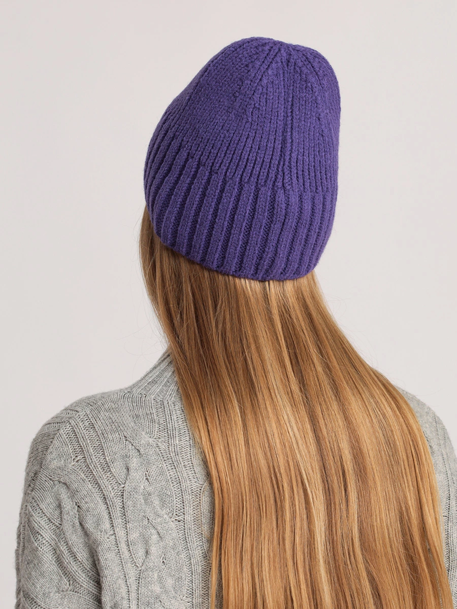 Фиолетовая вязаная шапка-бини